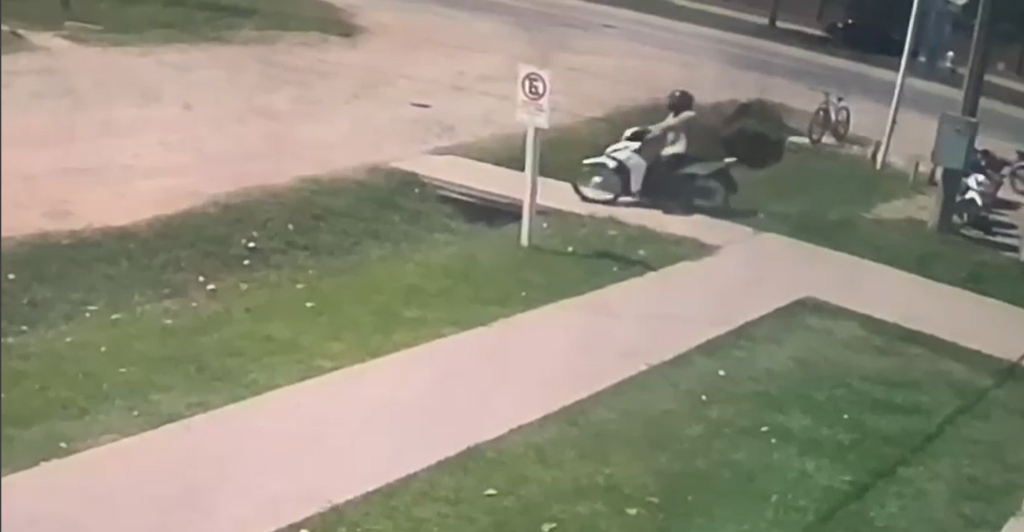Funes: robaron una moto de la puerta de un supermercado y quedaron filmados 